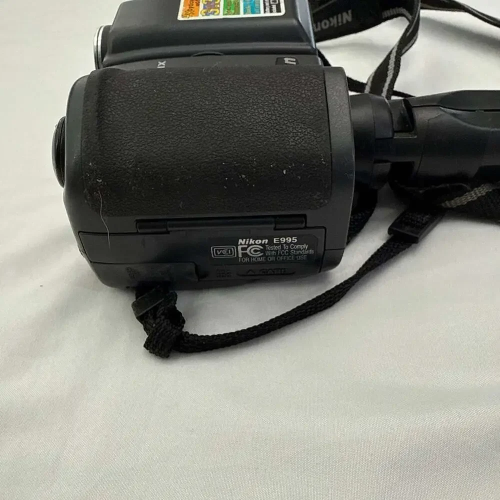 Nikon Coolpix 995 Vintage Digital Camera - ,